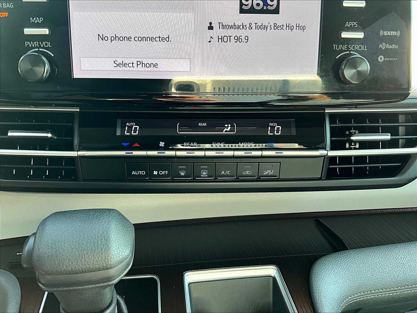 2023 Toyota Sienna LE photo 27