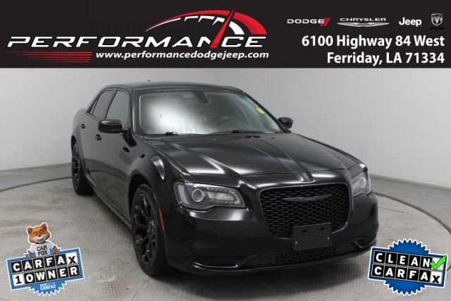 2021 Chrysler 300 Touring's photo