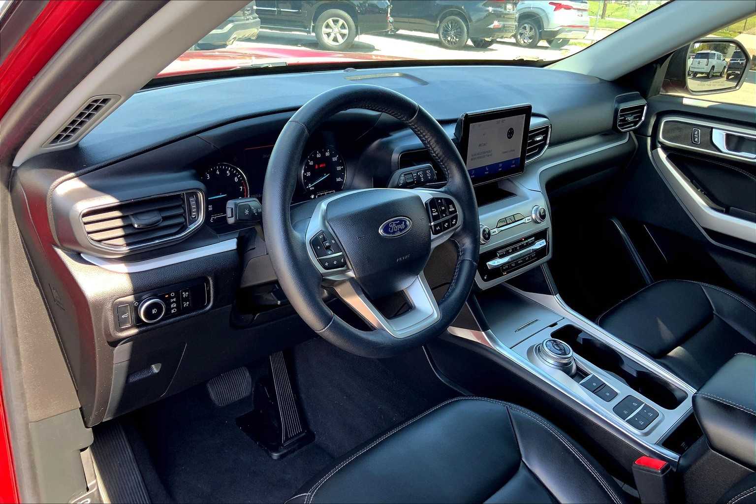 2023 Ford Explorer XLT photo 14