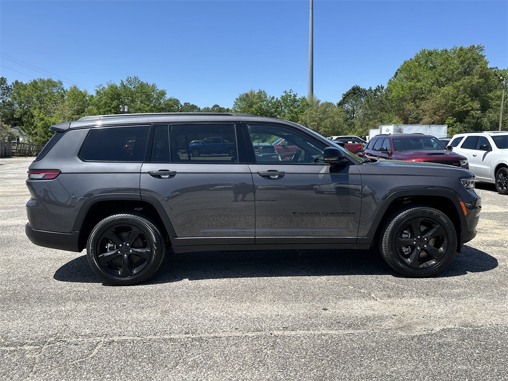 2025 Jeep Grand Cherokee Limited photo 2