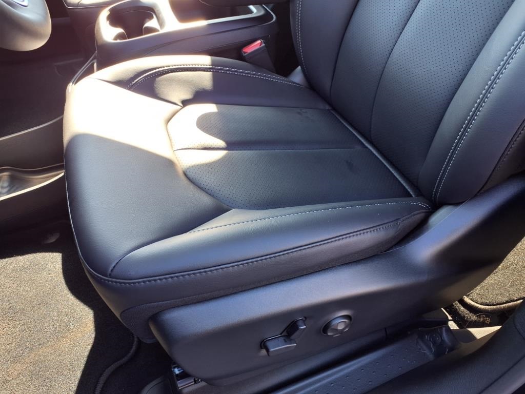 2026 Chrysler Pacifica photo 11
