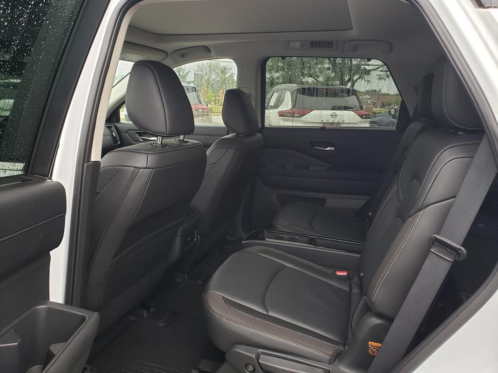 2025 Nissan Pathfinder SL photo 17