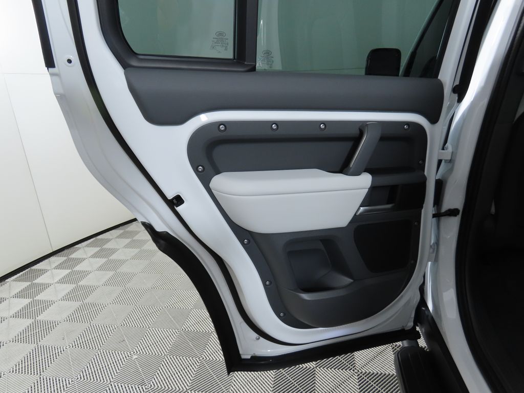 2025 Land Rover Defender 110 S photo 24