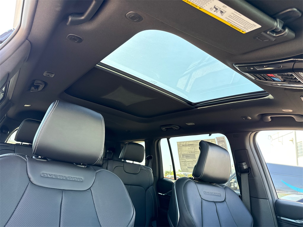 2025 Jeep Grand Cherokee Overland photo 16