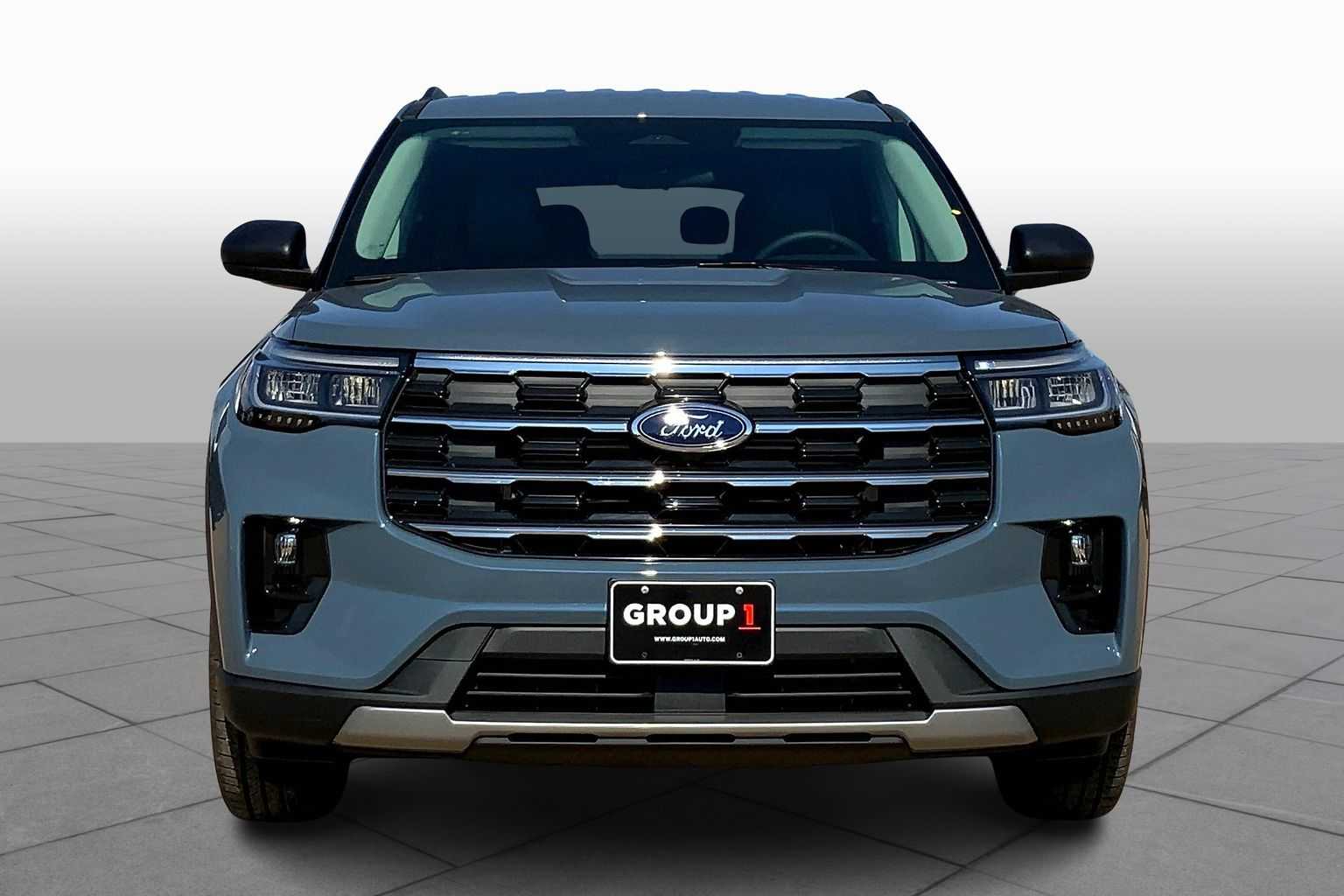 2025 Ford Explorer photo 3