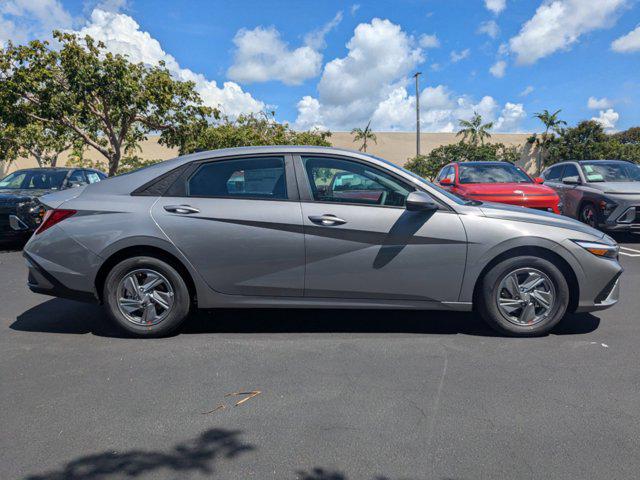 2025 Hyundai Elantra SE photo 3