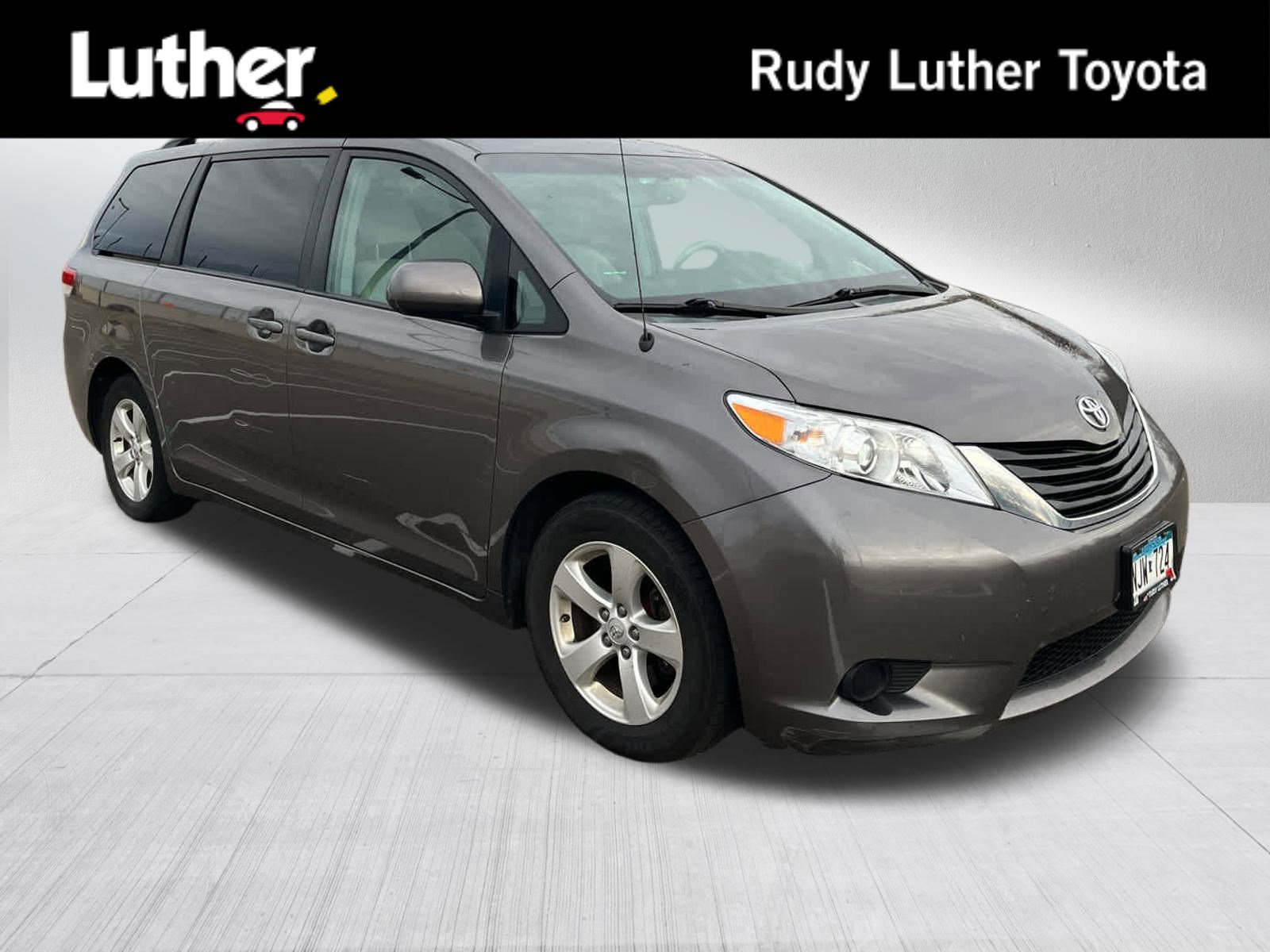 2014 Toyota Sienna LE's photo