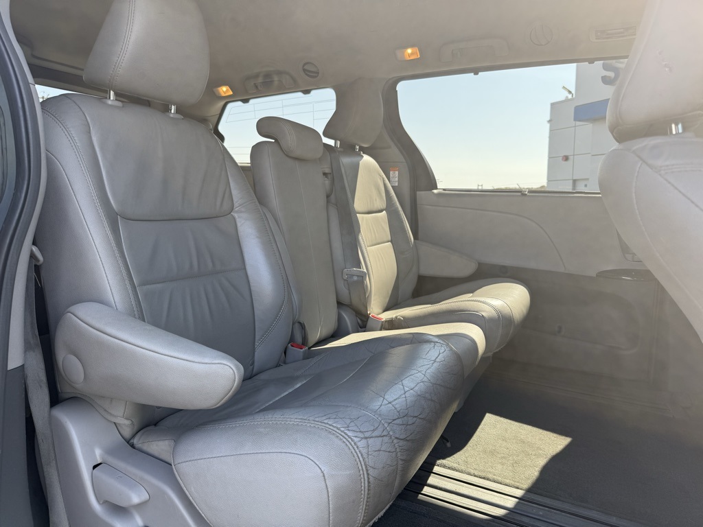 2017 Toyota Sienna Limited XLE Premium photo 21