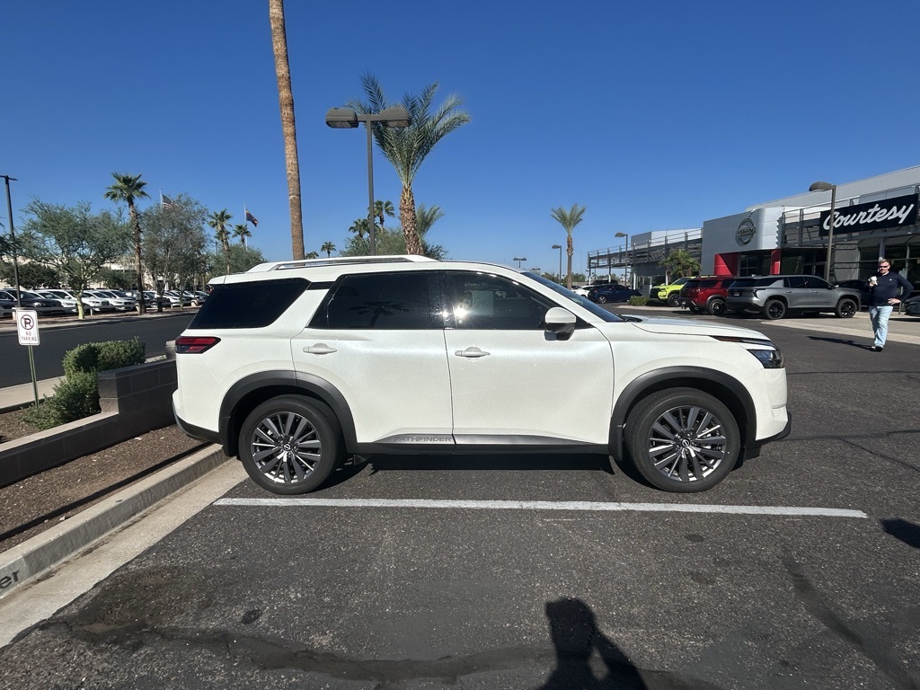 2024 Nissan Pathfinder SL photo 4