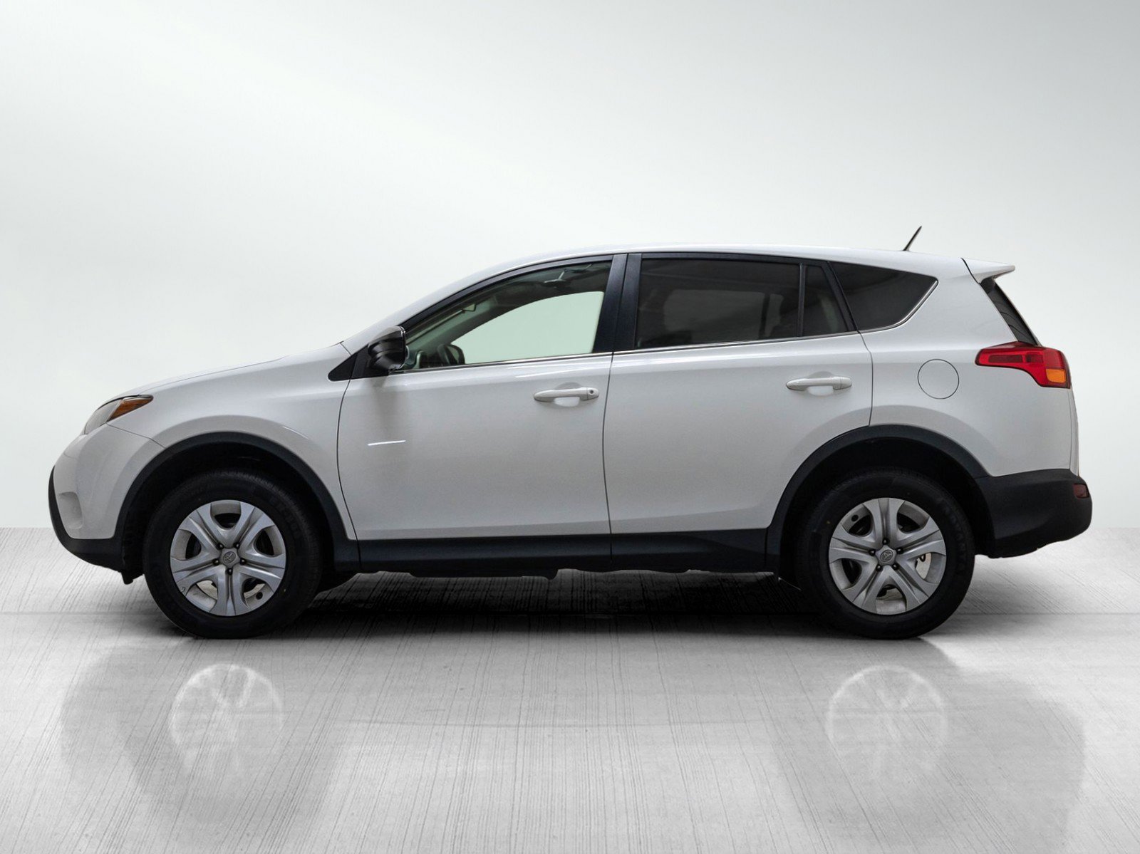 2015 Toyota RAV4 LE photo 3