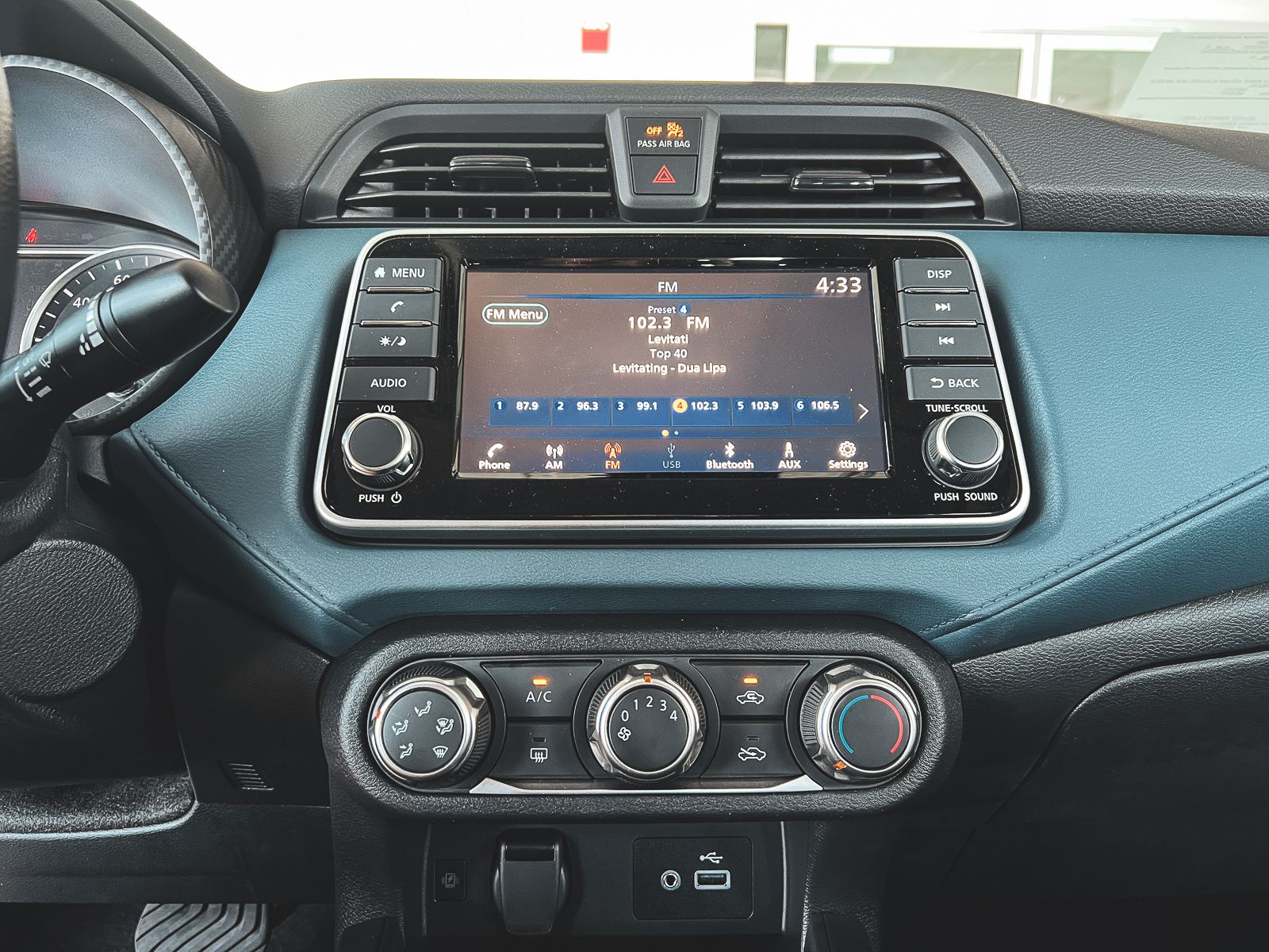 2025 Nissan Versa 1.6 SV photo 14