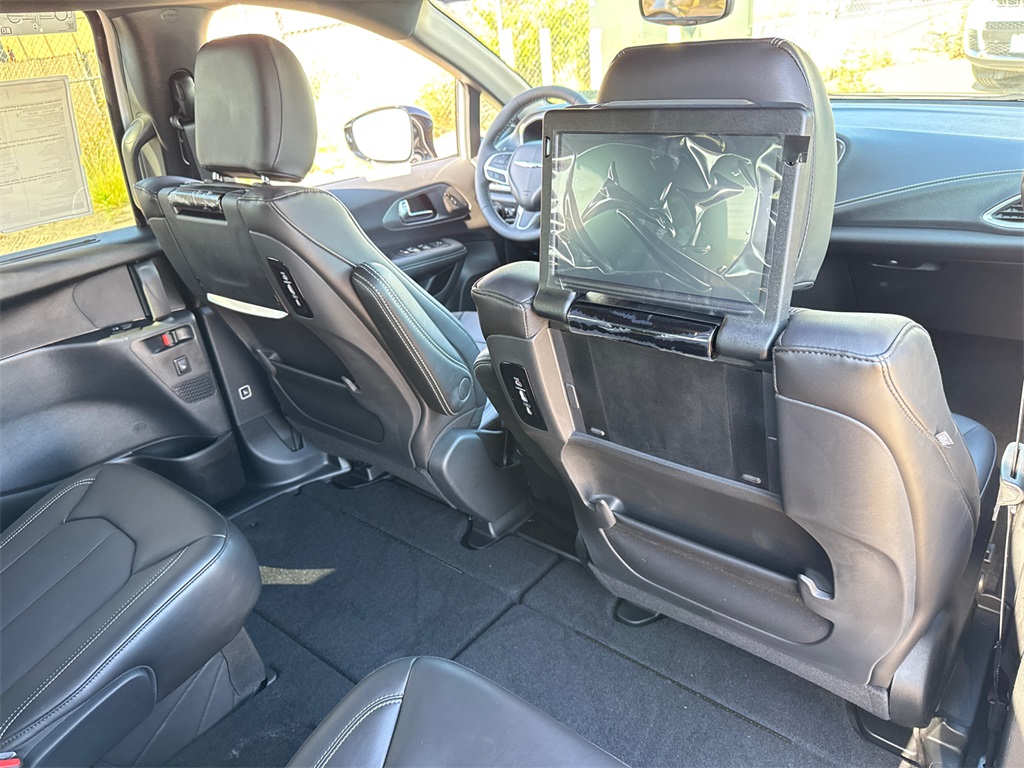 2025 Chrysler Pacifica photo 17