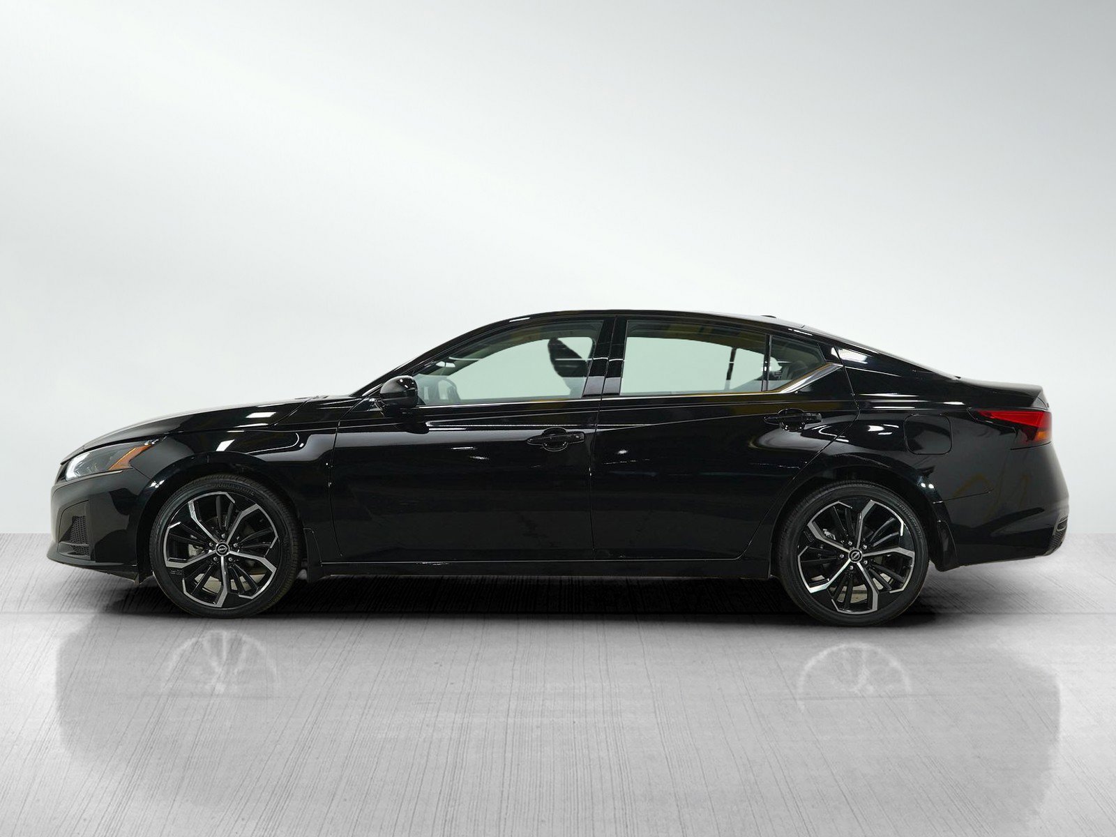 Used 2024 Nissan Altima SR with VIN 1N4BL4CW4RN400138 for sale in Minneapolis, Minnesota