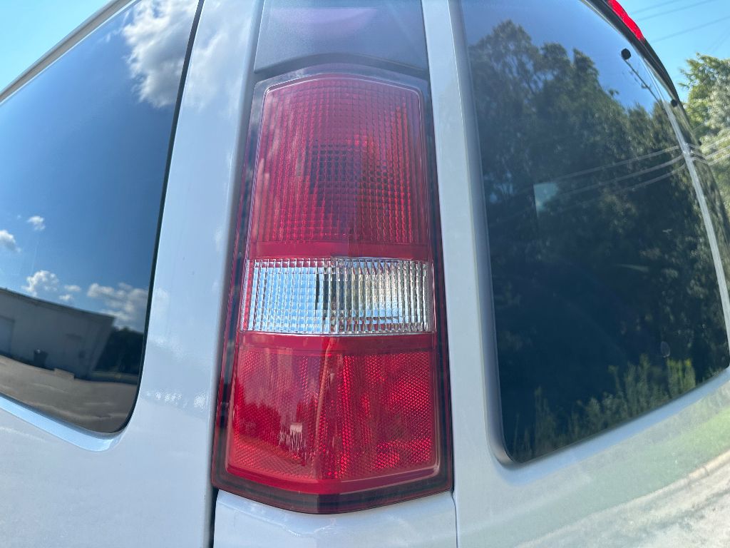 2019 Chevrolet Express Passenger 3500 LT photo 5
