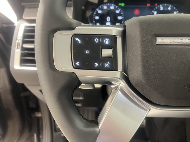 2025 Land Rover Discovery SE photo 11