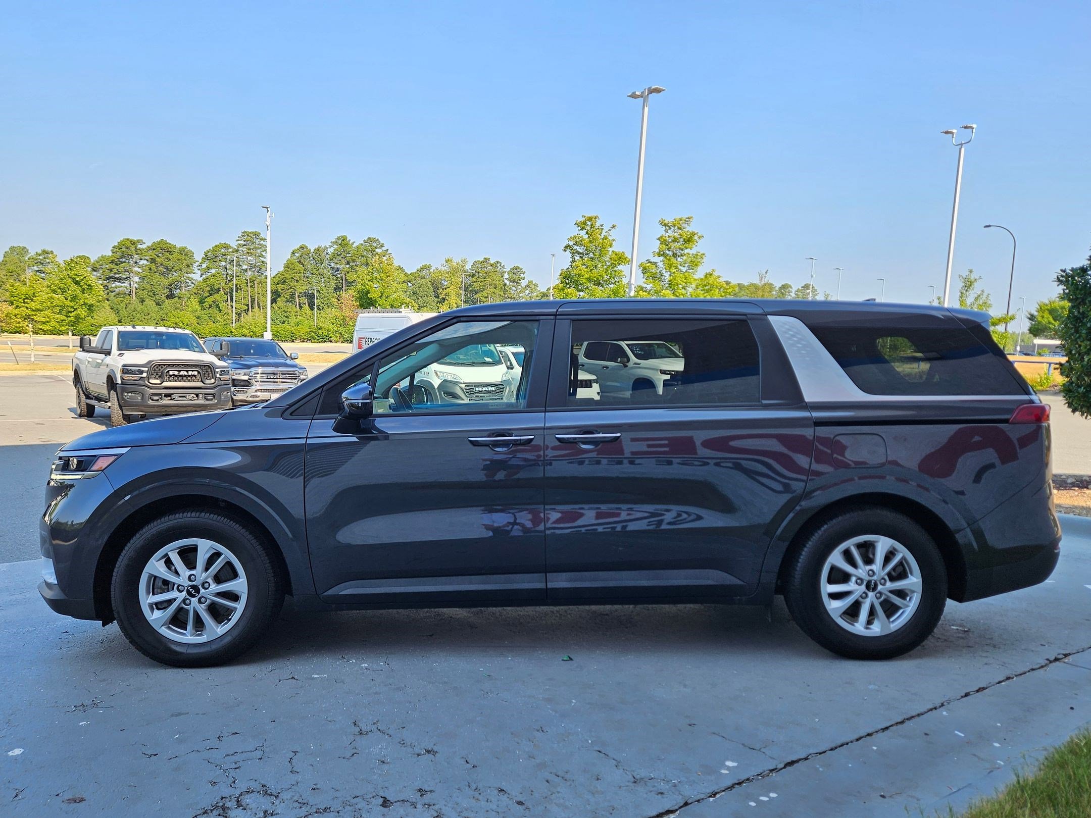 2023 Kia Carnival LX photo 2