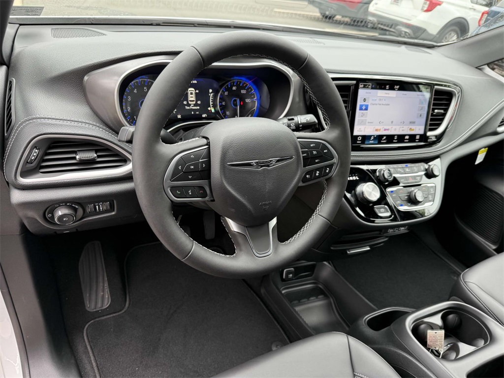 2025 Chrysler Pacifica photo 2