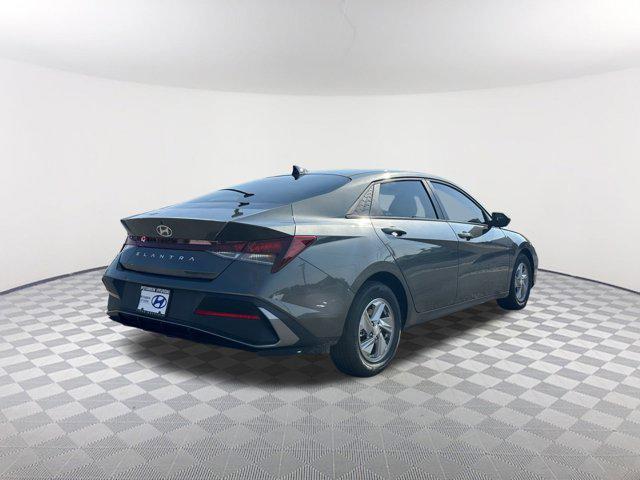 2025 Hyundai Elantra SE photo 5