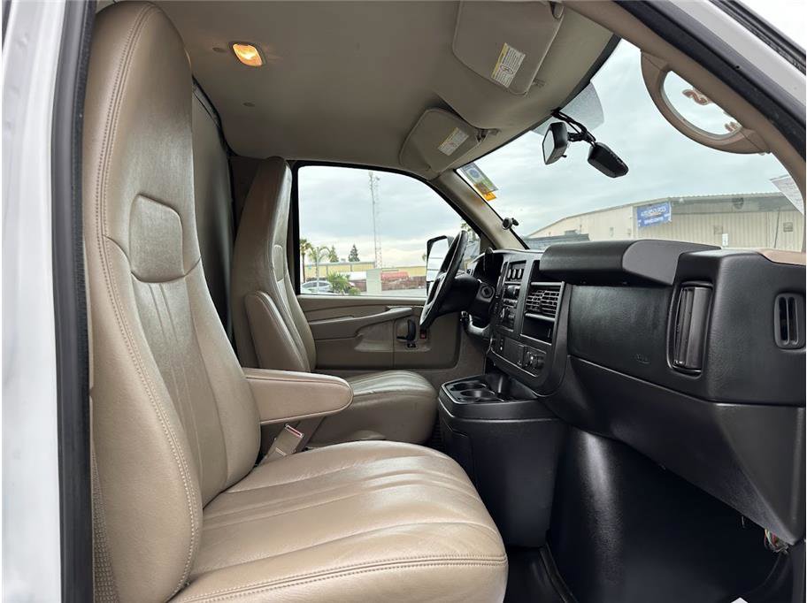 2015 Chevrolet Express Cutaway Van photo 20