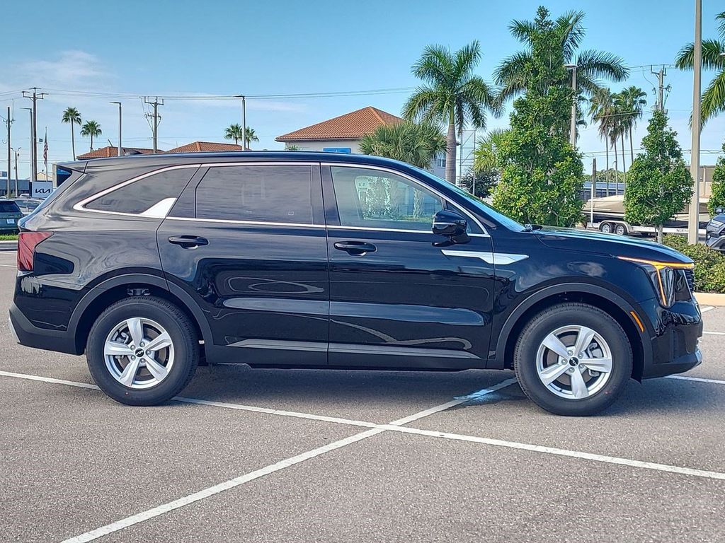 2026 Kia Sorento LX photo 4