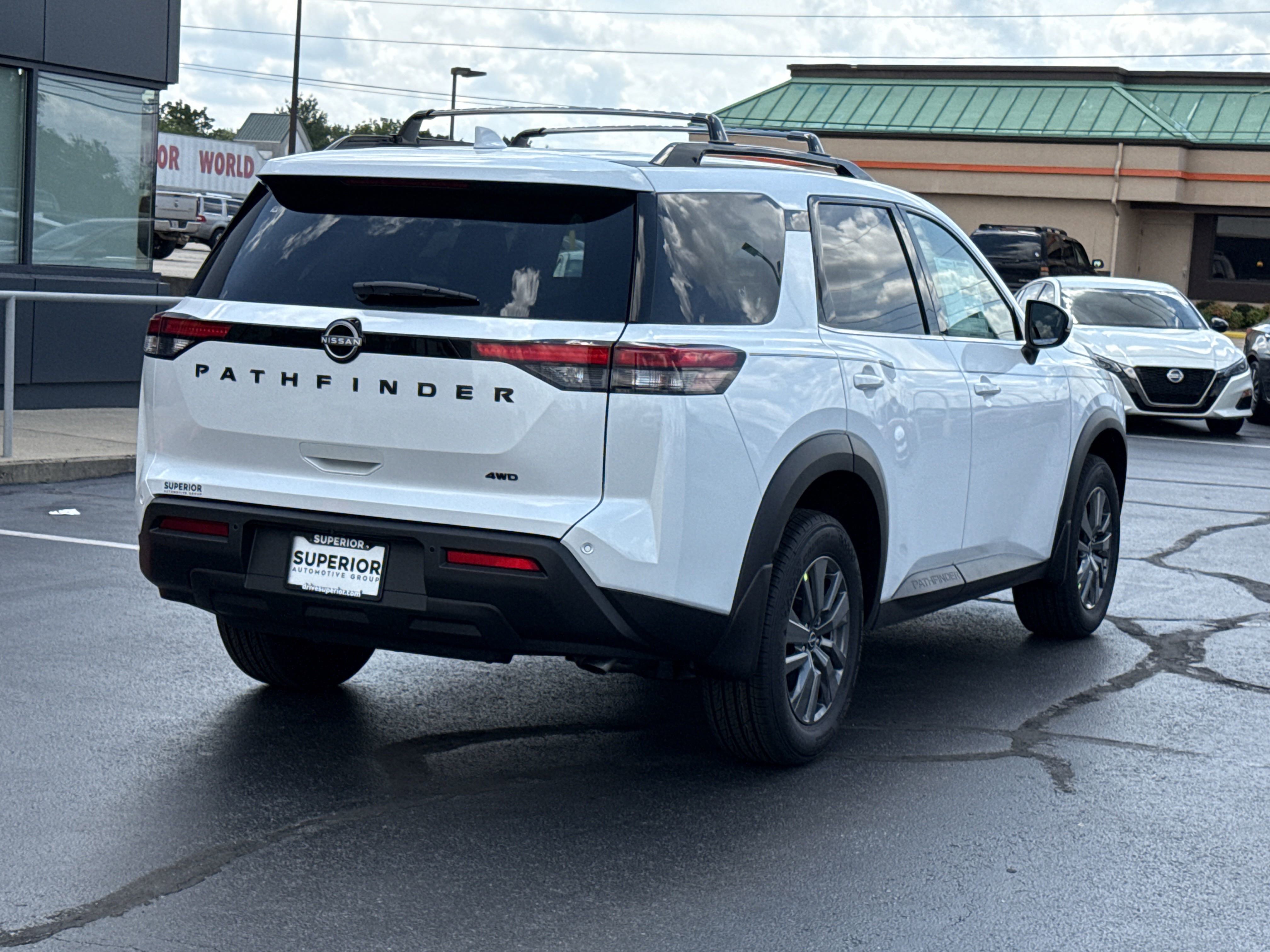 2025 Nissan Pathfinder SV photo 2
