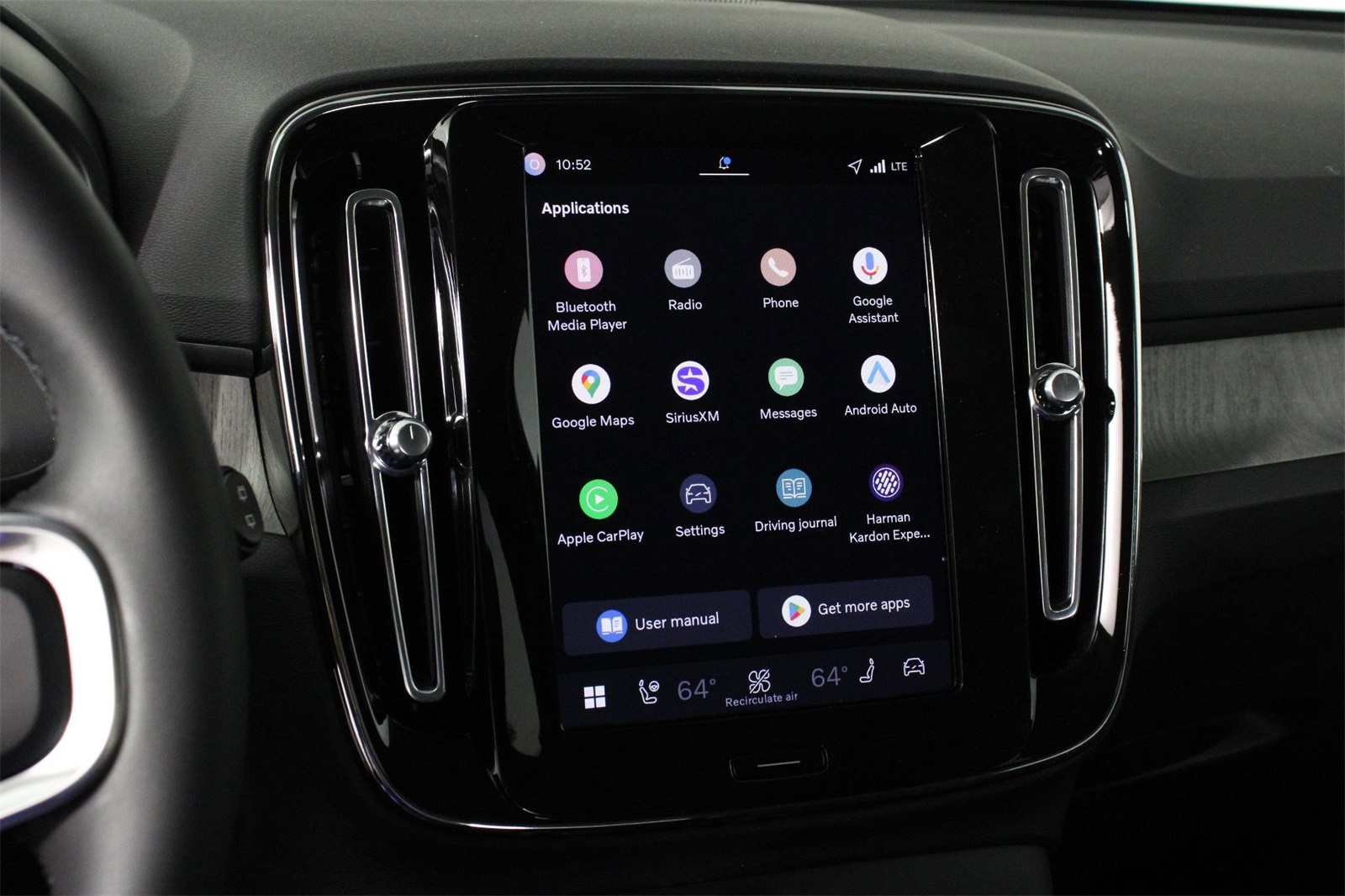2026 Volvo XC40 photo 4
