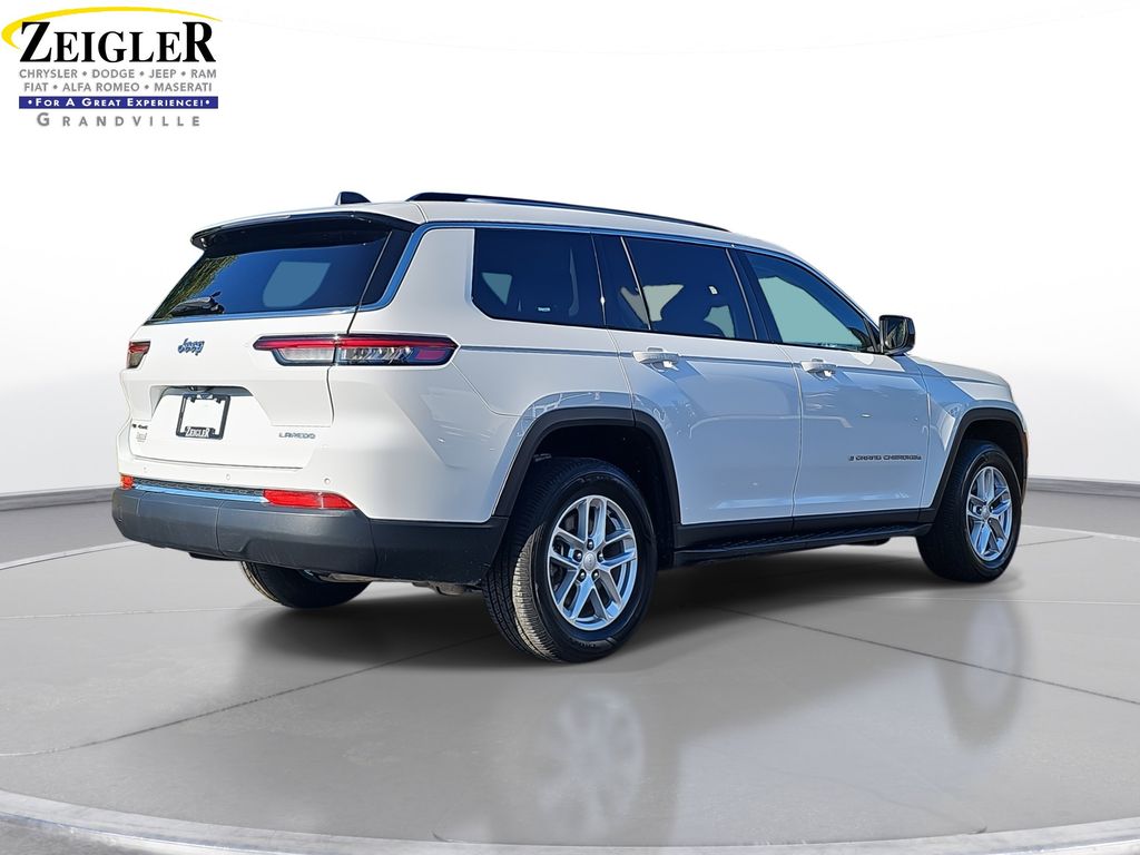 2022 Jeep Grand Cherokee Laredo photo 2
