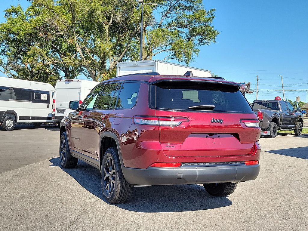 2025 Jeep Grand Cherokee Altitude photo 4