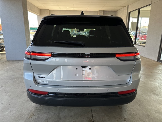 2025 Jeep Grand Cherokee Laredo Altitude photo 3