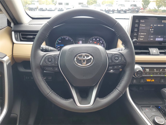 2020 Toyota RAV4 Hybrid XLE photo 11