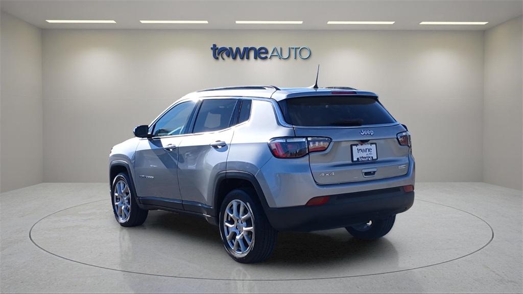2022 Jeep Compass Latitude Lux photo 3
