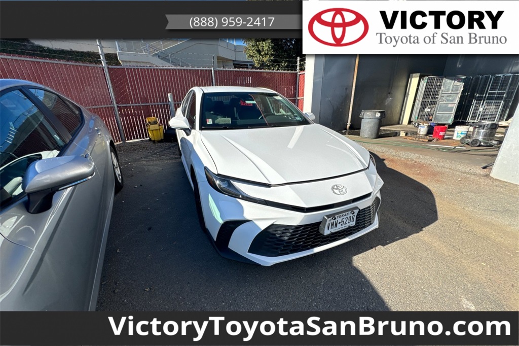 2025 Toyota Camry SE's photo