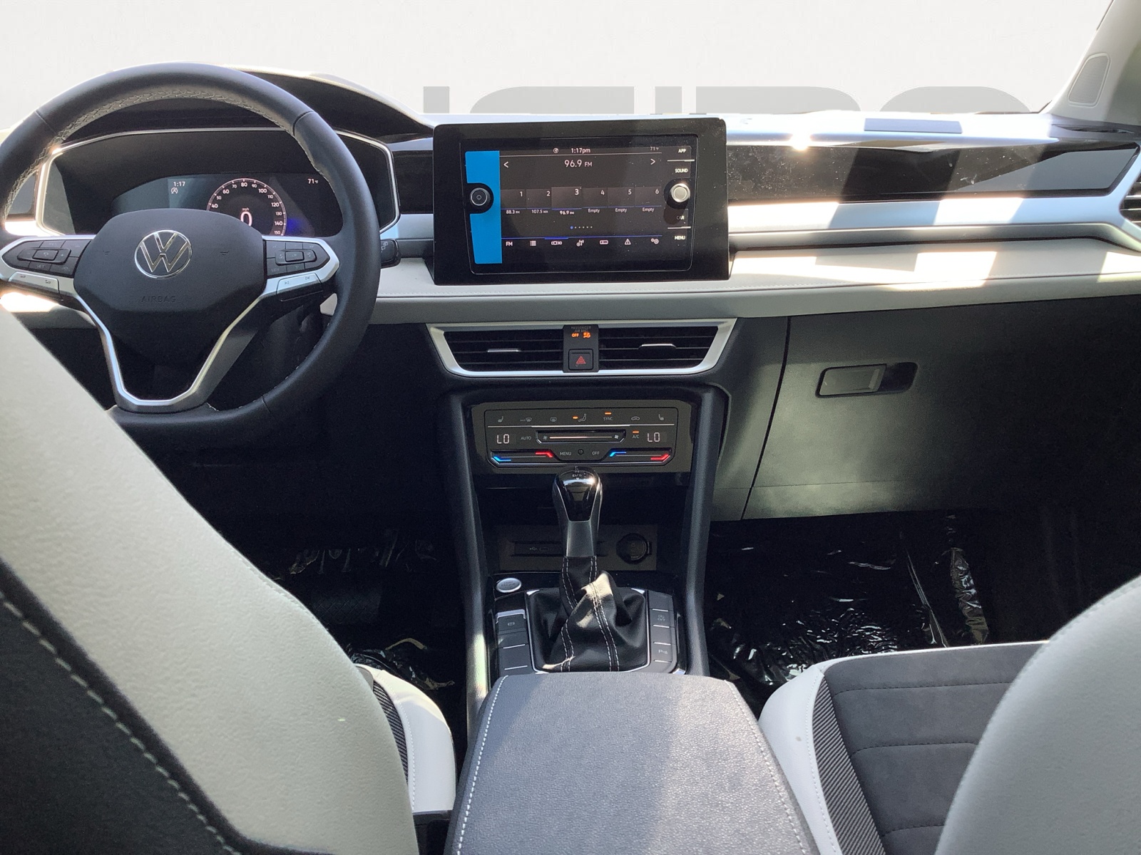 2025 Volkswagen Taos SE photo 13