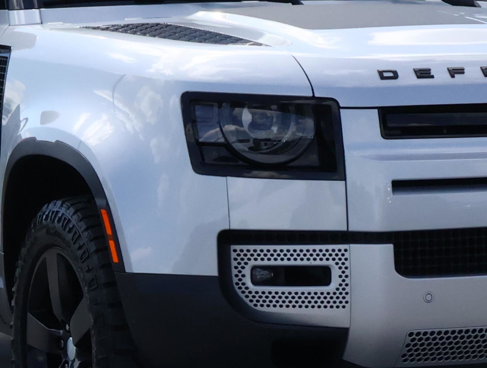 2023 Land Rover Defender S photo 7