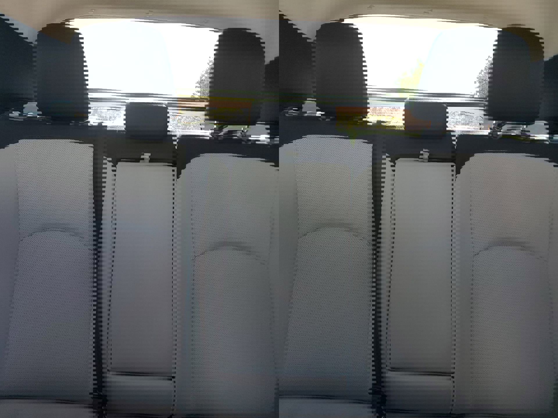 2022 Toyota Prius L photo 9