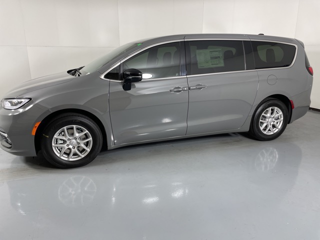 2025 Chrysler Pacifica photo 5