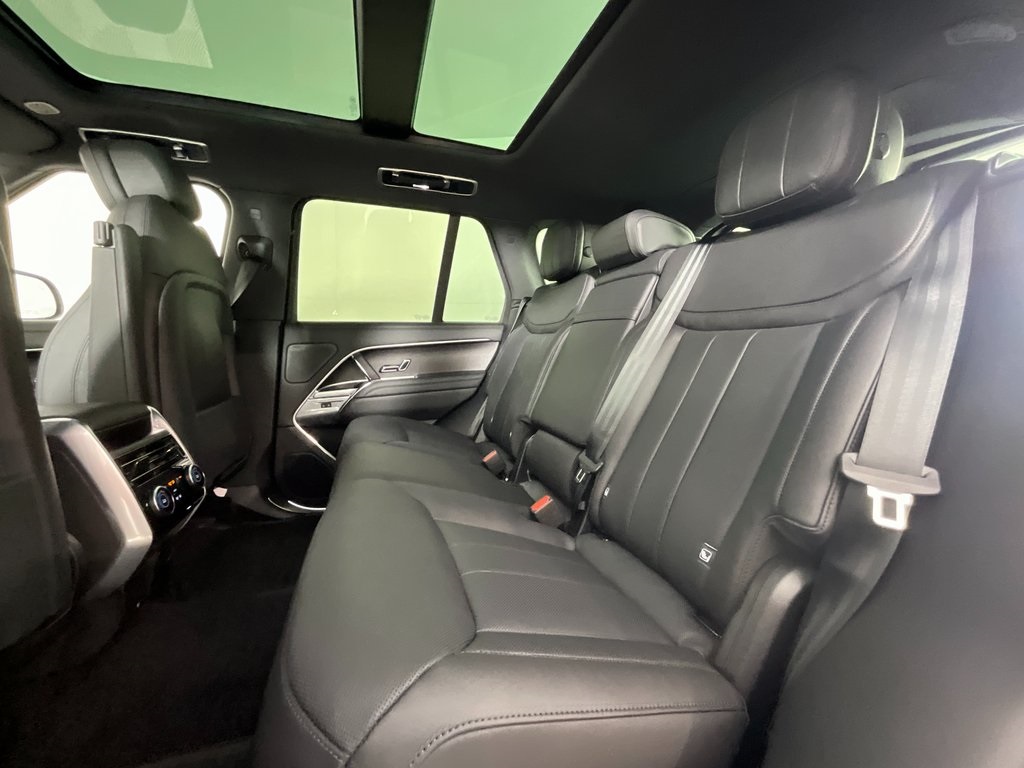 2025 Land Rover Range Rover SE photo 4