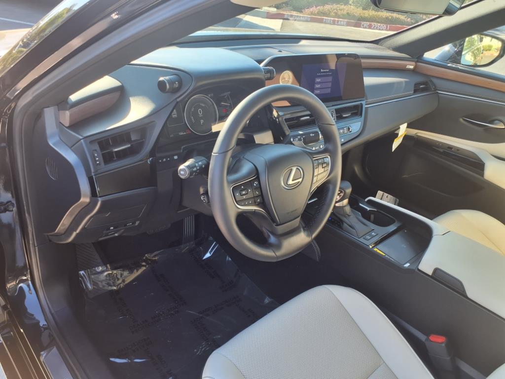 2025 Lexus ES 300h photo 9