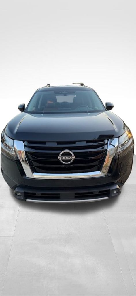 2022 Nissan Pathfinder Platinum's photo