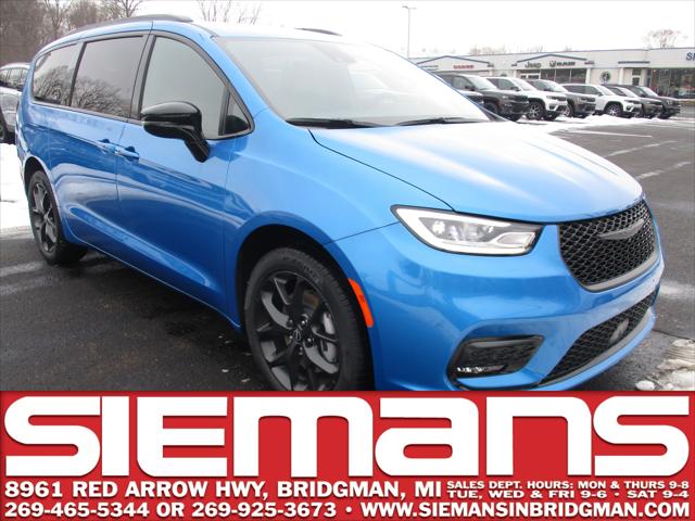 2026 Chrysler Pacifica Select's photo