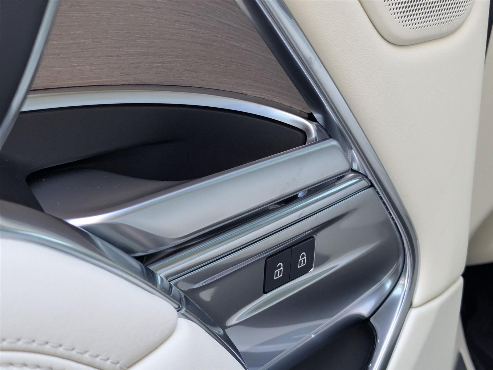 2025 Land Rover Range Rover SE photo 21