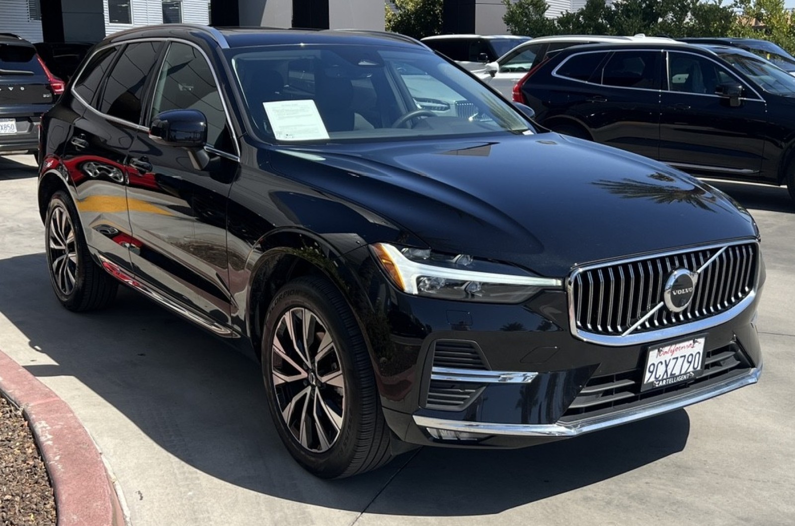 2023 Volvo XC60 Plus photo 3