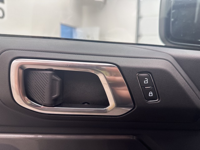 2025 Ford Bronco Base photo 8
