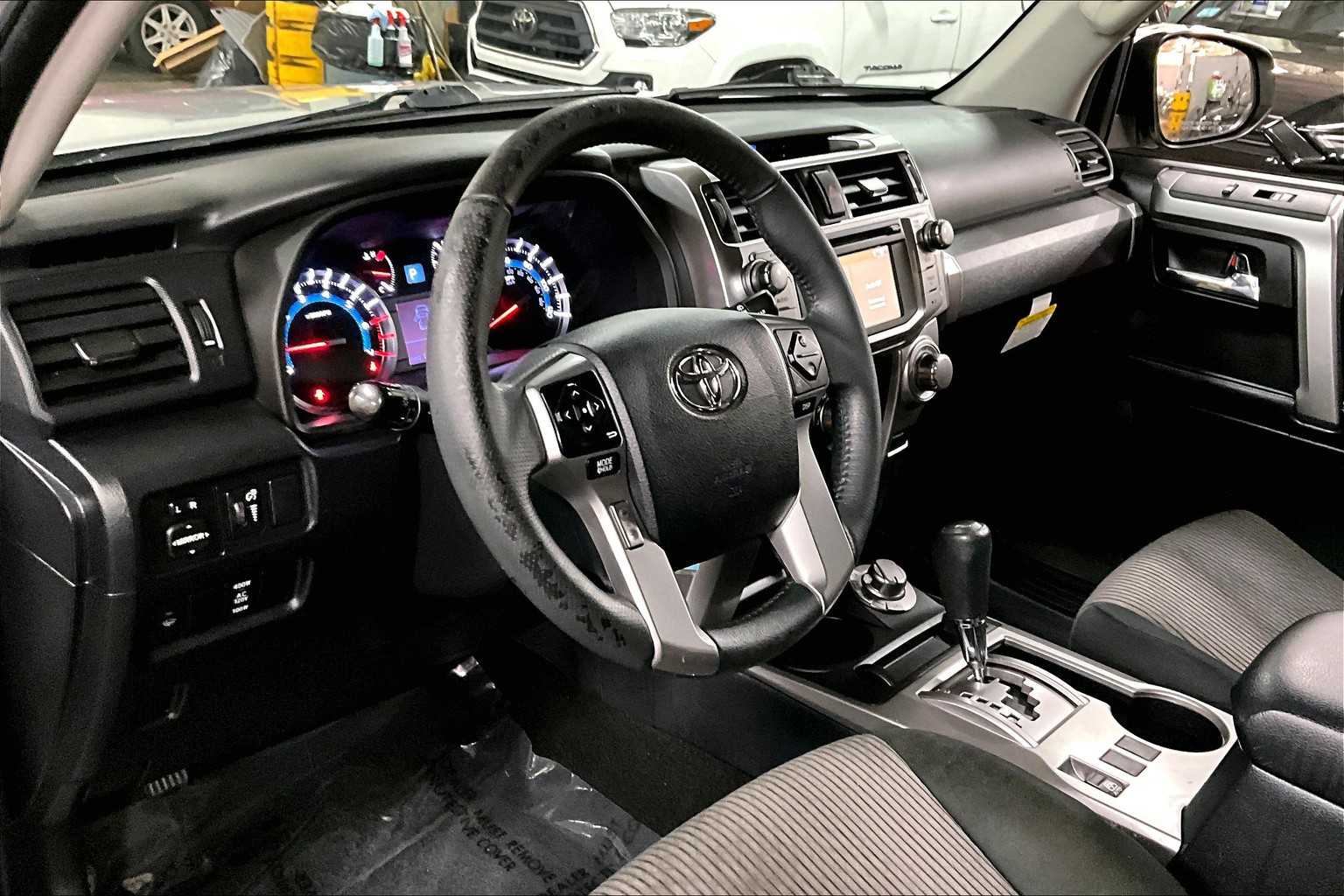2018 Toyota 4Runner SR5 photo 16