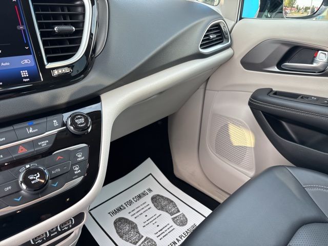 2024 Chrysler Pacifica Touring L photo 21