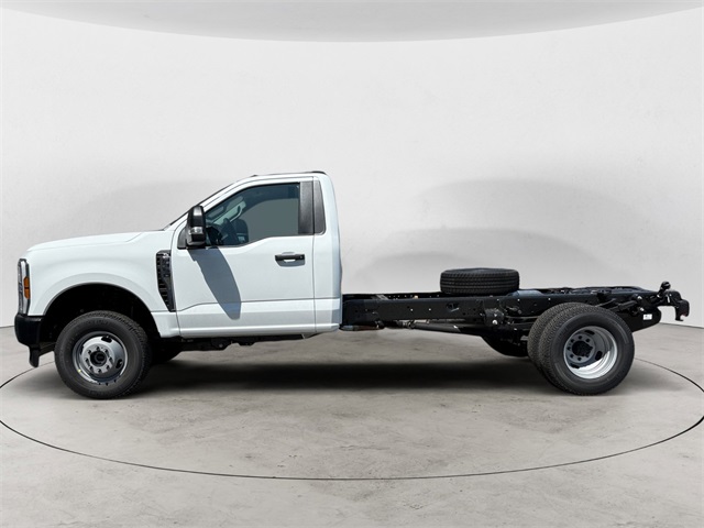 2025 Ford F-350 photo 2