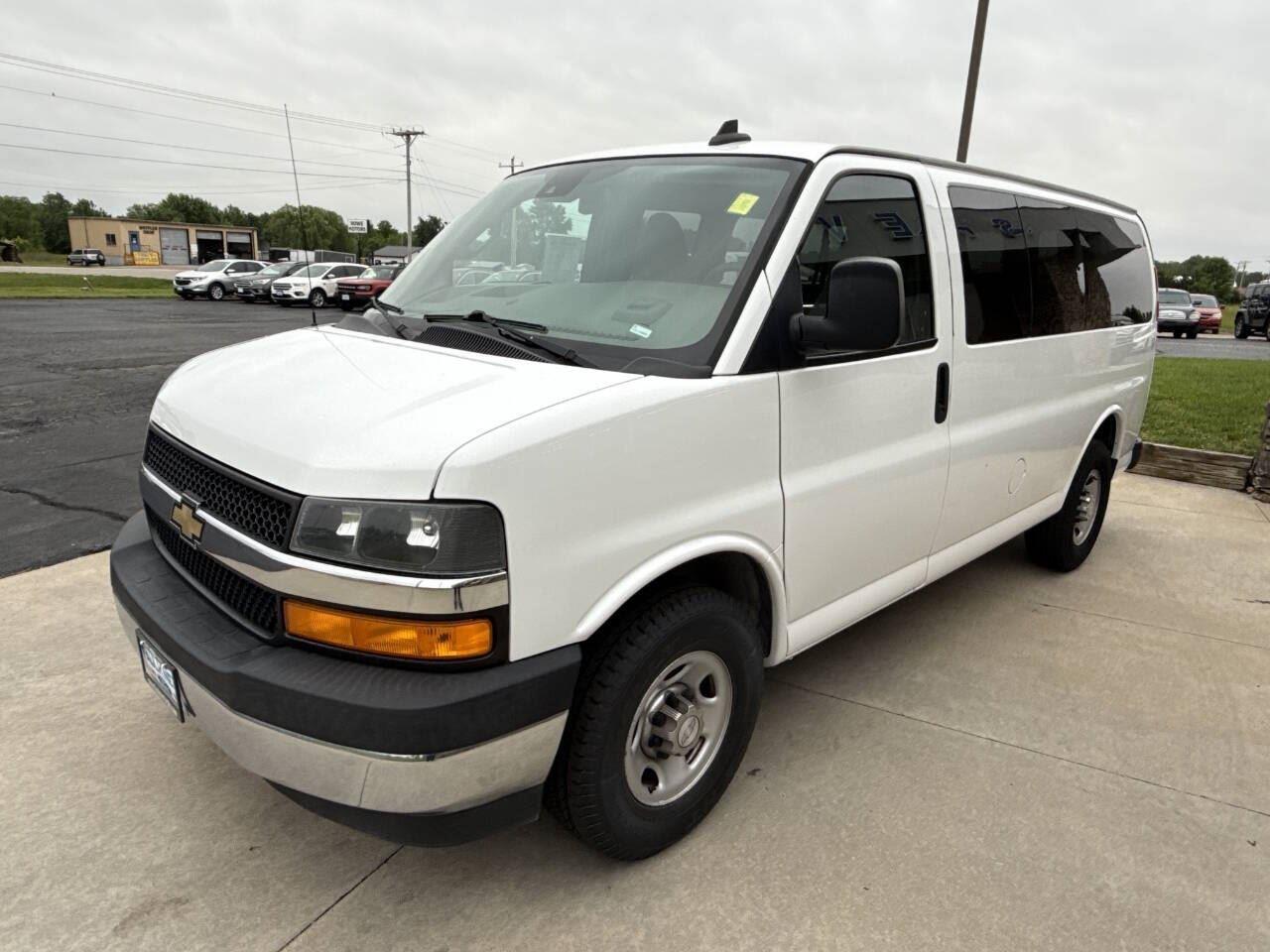 2020 Chevrolet Express 2500 LT Passenger Van photo 3