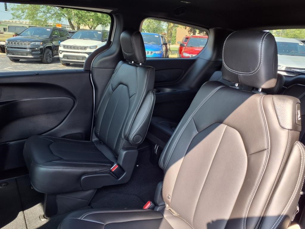 2026 Chrysler Pacifica photo 13