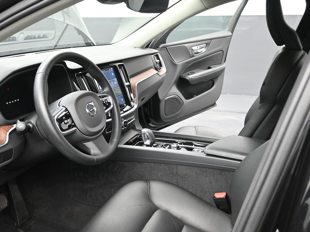 2024 Volvo S60 B5 Plus photo 12
