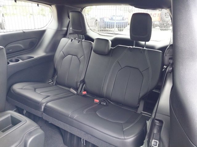 2025 Chrysler Pacifica photo 4